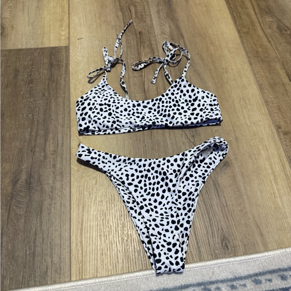 Bikini - Picture 3 of 3